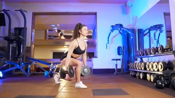 Junge Fitness Frau Athletische Form Führt Kniebeuge Übungen Mit Hanteln — Stockvideo