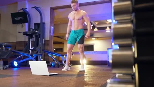 Jeune Instructeur Conditionnement Physique Masculin Montrant Des Exercices Ligne Aide — Video