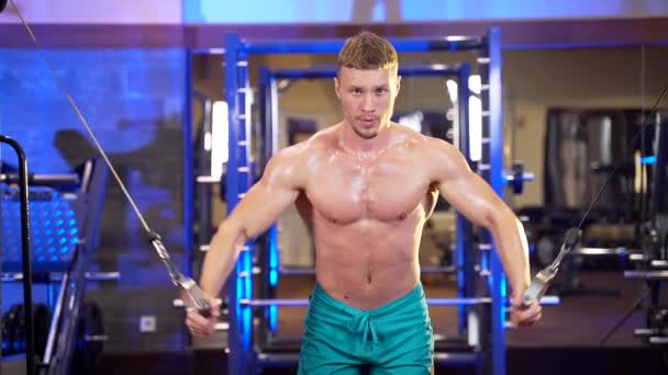 Homme Fitness Athlétique Faire Des Exercices Traction Travail Dans Salle — Video