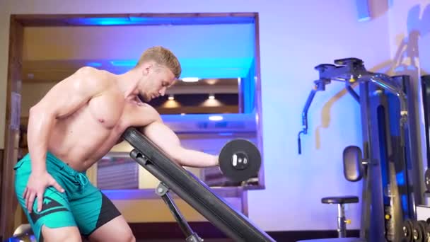 Młody Fitness Człowiek Bez Koszulki Kulturysta Trenuje Bicepsy Hantlami Lub — Wideo stockowe
