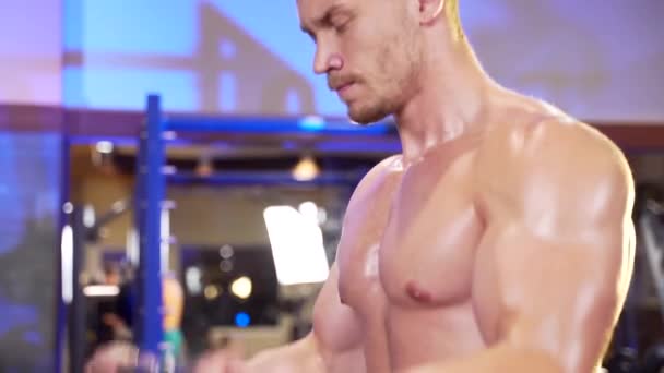 Gros Plan Portrait Jeune Bodybuilder Masculin Entraînant Dans Club Sportif — Video