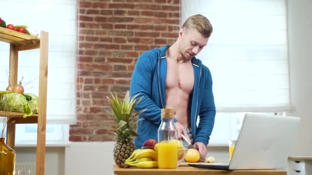 Guy Fitness Trainer Bodybuilder Bereiden Fruitsalade Online Voor Laptop Keuken — Stockvideo