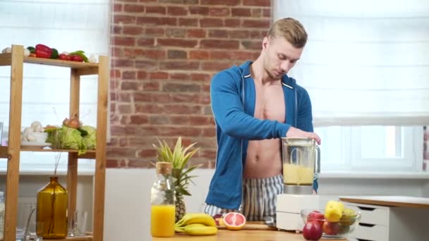 Jonge Fitness Mannelijke Bodybuilder Atleet Bereidt Verse Smoothie Met Fruit — Stockvideo