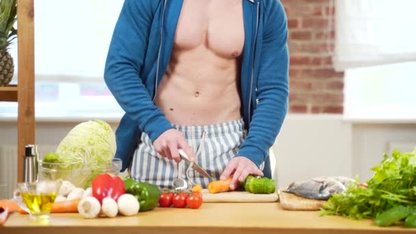 Retrato Irreconocible Cerca Joven Atleta Sexy Que Prepara Comida Casa — Vídeos de Stock