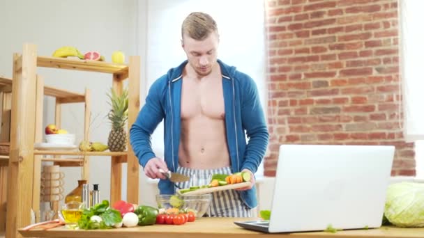 Retrato Joven Atleta Masculino Sexy Preparando Comida Casa Cocina Utilizando — Vídeos de Stock