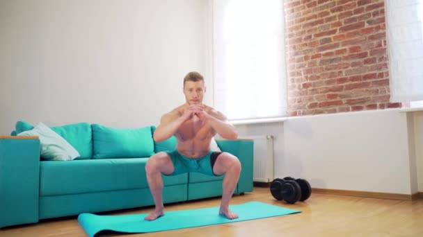 Junge Erwachsene Fitness Männliche Bodybuilder Machen Kniebeuge Übungen Der Nähe — Stockvideo