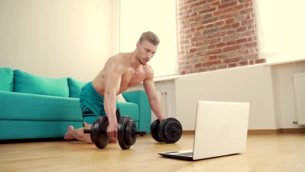 Fitness Fisiculturista Masculino Fazendo Triceps Empurre Exercícios Sofá Online Usando — Vídeo de Stock