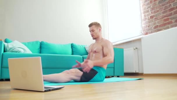 Genç Fitness Erkek Sporcusu Oturma Odasında Dizüstü Bilgisayar Kullanarak Yerde — Stok video