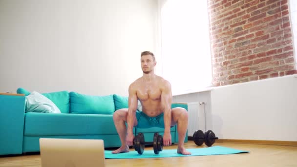 Jonge Mannelijke Bodybuilder Voert Squats Met Halters Online Voorkant Van — Stockvideo