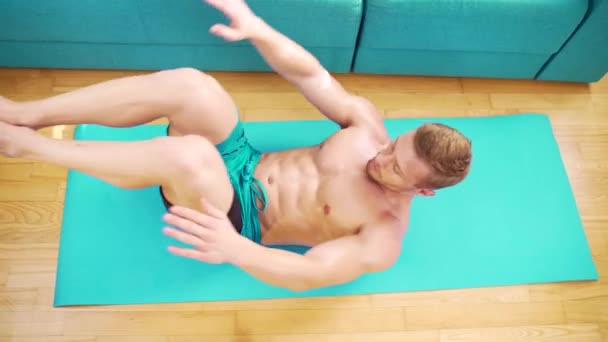 Dospělý Muž Kulturista Fitness Muž Atlet Dělat Tiskové Školení Doma — Stock video