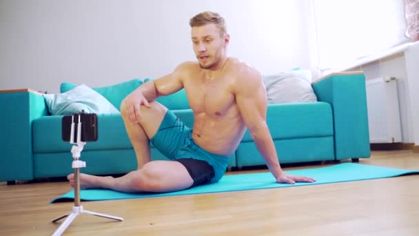Athletic Fitness Instructeur Masculin Parlant Par Webcam Portable Streaming Des — Video
