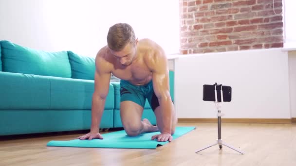 Jeune Entraîneur Fitness Musculaire Faisant Des Exercices Push Ups Devant — Video