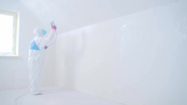 Airless Spray Painting Worker Painting Wall Airless Spray Gun White — Stockvideo