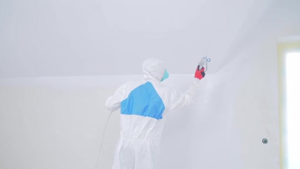 Airless Spray Painting Werknemer Schilderen Van Muur Door Airless Spuitpistool — Stockvideo