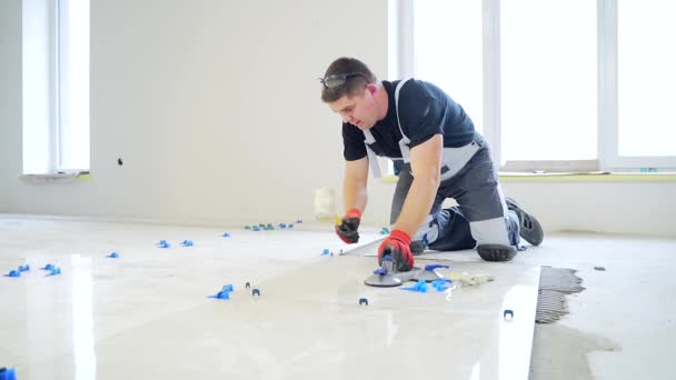 工业耕作专业建筑工人在地板上安装了一个大型瓷砖进行维修工作 有经验的修理工把瓷砖放在室内或公寓里 完成的工作 — 图库视频影像