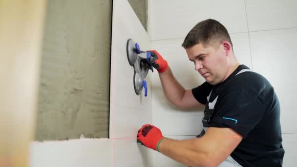 Mannelijke Werknemer Professionele Meester Leggen Keramische Tegels Muur Badkamer Portret — Stockvideo