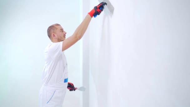 Ervaren Reparateur Pleisterwerk Muur Met Behulp Van Spatel Stopverf Mes — Stockvideo