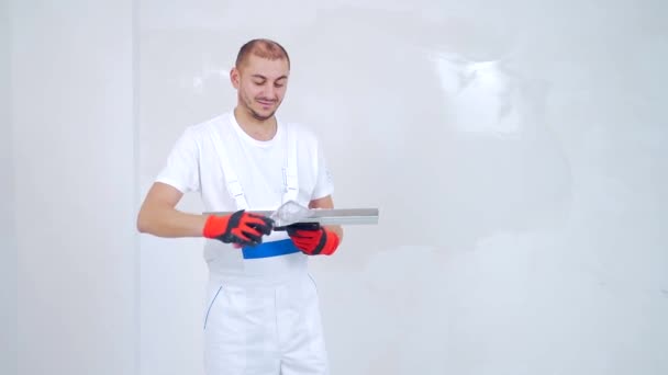 Tukang Reparasi Berpengalaman Memegang Spatula Pisau Busuk Stuccoing Portrait Profesional — Stok Video