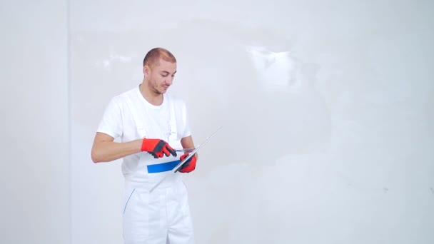 Experienced Repairman Holds Spatula Putty Knife Stuccoing Portrait Professional Man — Stockvideo