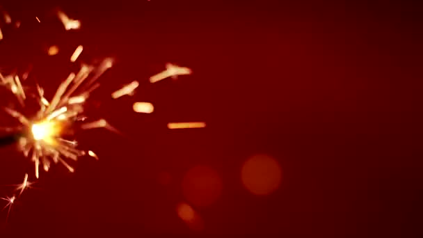 Doe dicht. brandende ster op een rode achtergrond. Kerstmis, feestdagen, nieuwjaar — Stockvideo