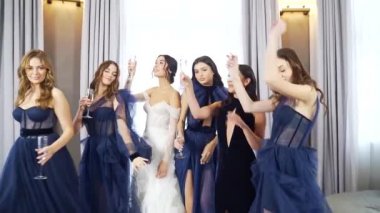 Düğün günü. Beyaz elbiseli ve nedimeli lüks gelinin portresi.