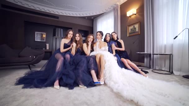 Dzień ślubu Luksusowe eleganckie panny młodej i modelki druhny moda — Wideo stockowe