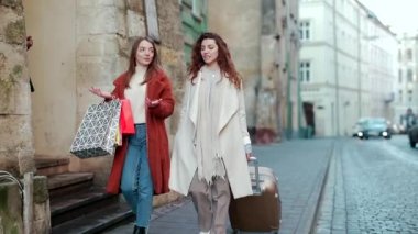 İki genç bayan turist ellerinde bir bavul ve hediye çantalarıyla eski kasabanın caddesinde yürüyorlar. Soğuk mevsimde iki kız paltolarla şehirde dolaşıyorlar. Avrupa