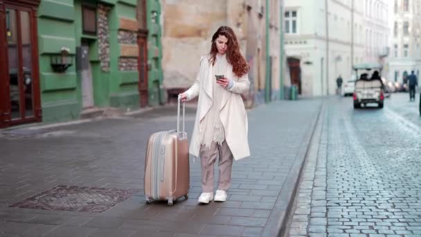 Retrato Joven Turista Con Una Maleta Sobre Ruedas Caminando Sola — Vídeos de Stock