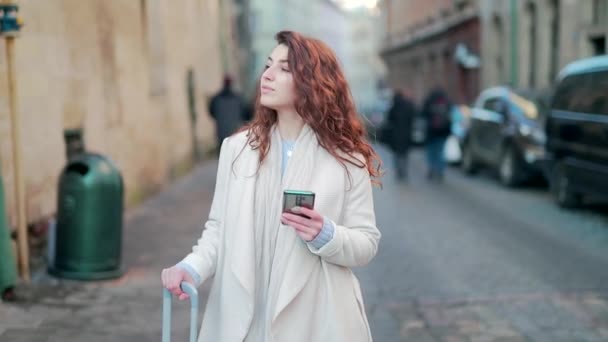 Retrato Joven Turista Con Una Maleta Sobre Ruedas Caminando Sola — Vídeos de Stock