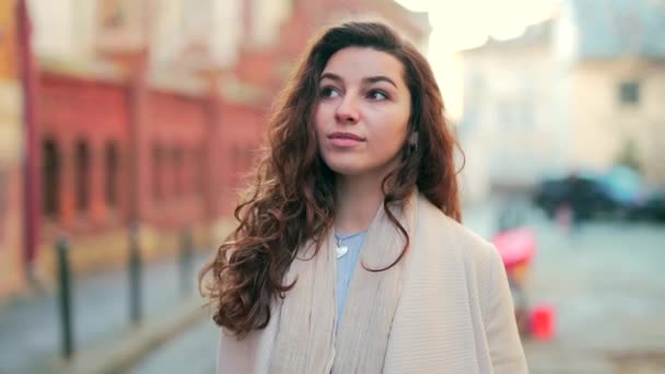 Närbild Porträtt Ung Attraktiv Kvinnlig Turist Med Resväska Promenader Ensam — Stockvideo