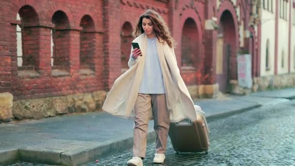 Retrato Joven Turista Con Una Maleta Sobre Ruedas Caminando Sola — Vídeos de Stock