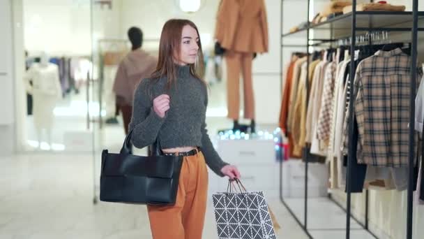 Ung Kvindelig Shopper Undersøger Tøj Fra Rack Stormagasin Portræt Shopaholic – Stock-video