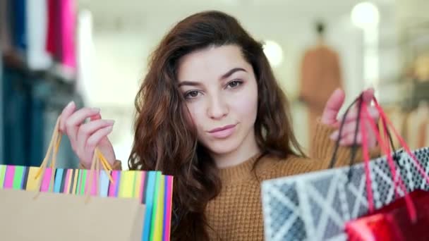 Moda Mağazasındaki Genç Çekici Kıvırcık Kadın Alışveriş Merkezinde Renkli Hediye — Stok video