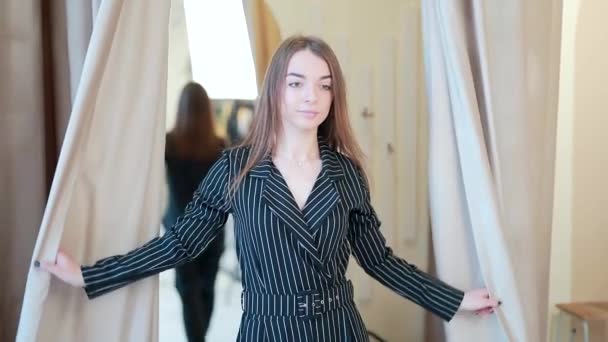 Mladá Dospělá Dívka Zkouší Obchodní Oblek Obchodě Oblečením Nebo Butiku — Stock video