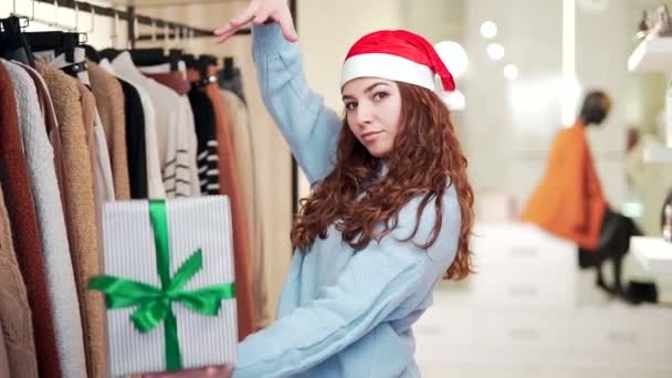 Portré Vicces Női Eladó Menedzser Táncol Santa Claus Karácsonyi Kalap — Stock videók