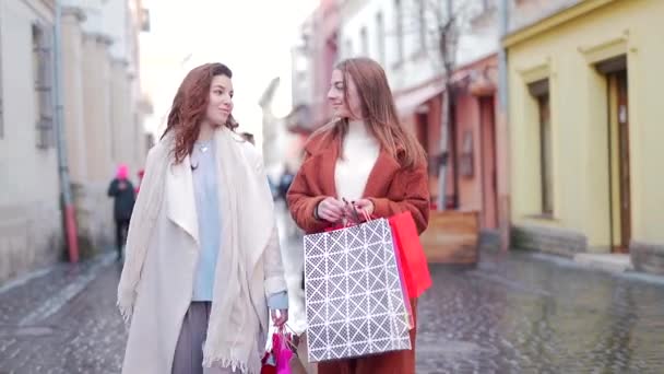 Dos Jóvenes Felices Caminando Por Ciudad Después Compras Una Calle — Vídeos de Stock