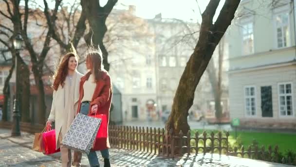 Dwie Szczęśliwe Młode Kobiety Spacerujące Mieście Zakupach Ulicy Miejskiej Płaszczach — Wideo stockowe