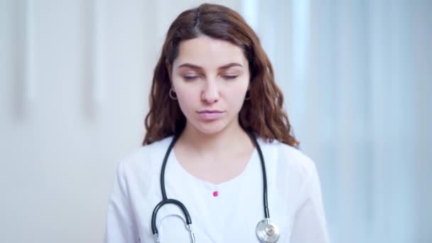 Ritratto Chiusura Giovane Donna Sorridente Medico Adulto Che Indossa Camice — Video Stock