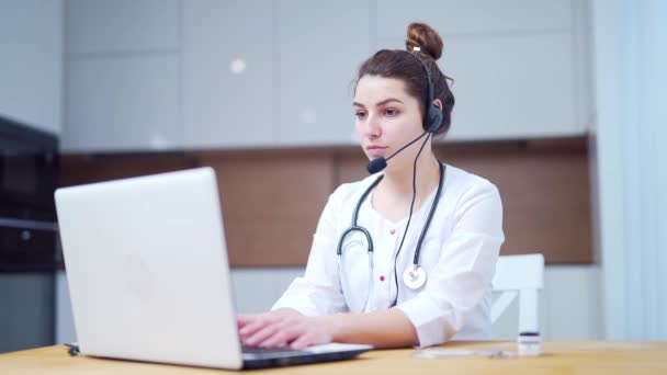 Consulta Médica Línea Doctora Hablando Línea Con Paciente Usando Laptop — Vídeo de stock