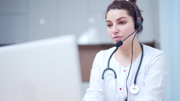 Consultazione Medica Online Medico Donna Che Parla Online Con Paziente — Video Stock