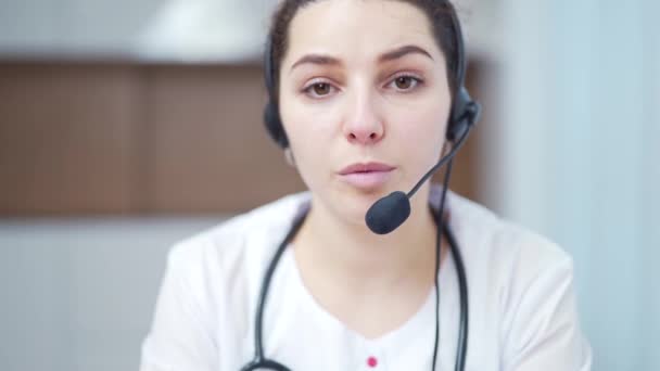 Mujer Médico Trabajador Vídeo Llamando Consulta Paciente Línea Vista Cámara — Vídeos de Stock