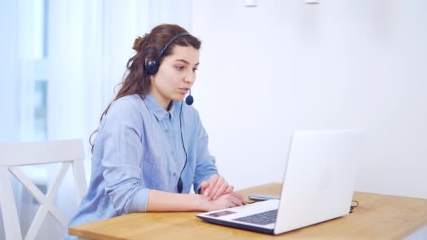 Online Konsultation Callcenter Ung Kvinna Med Headset Ger Hjälp Framför — Stockvideo