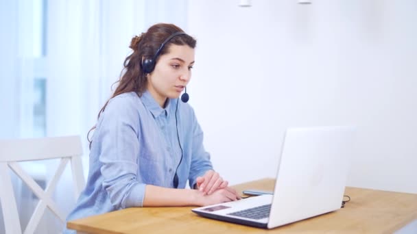 Consulta Line Call Center Jovem Com Fone Ouvido Dando Ajuda — Vídeo de Stock