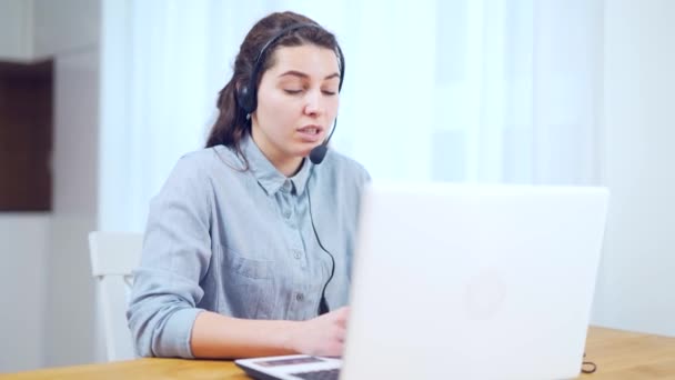 Nahaufnahme Junge Frau Trägt Headset Kommunizieren Telefonkonferenz Sprechen Blick Auf — Stockvideo