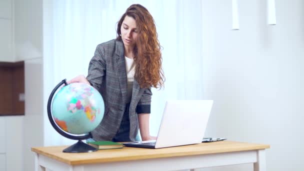 Young Female Teacher Conducts Online Learning Using Laptop Female Geography — Stock Video
