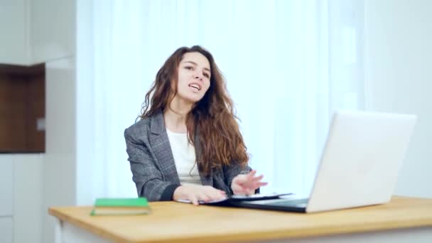 Šťastná Aktivní Žena Tančící Notebooku Kanceláři Nebo Doma Vtipné Veselá — Stock video