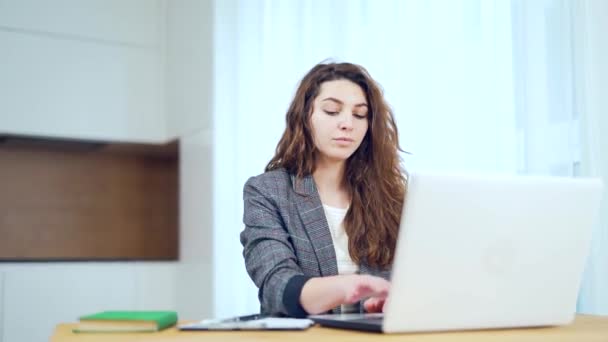 Szczęśliwa Młoda Kobieta Siedząca Biurze Lub Kuchennym Laptopie Otrzymująca Dobre — Wideo stockowe