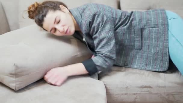 Jovem Exausta Cai Sofá Depois Trabalho Sonolento Sem Força Menina — Vídeo de Stock