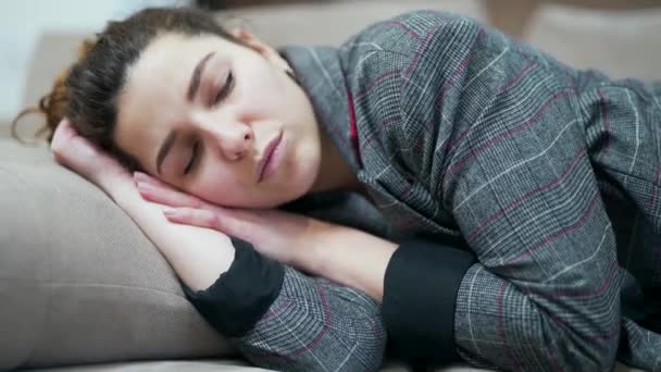 Exausta Depois Trabalho Uma Jovem Dorme Sofá Estudante Sonolenta Deitada — Vídeo de Stock