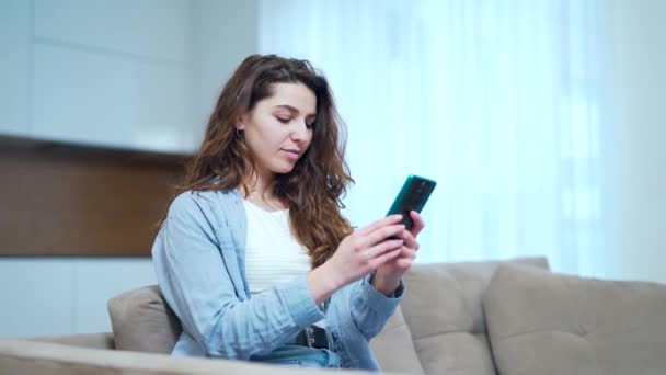 Porträt Erregte Junge Gewinnerin Schreit Jubelt Erfolg Blick Auf Handy — Stockvideo